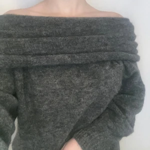 Stickad tröja H&M - Mörkgrå stickad tröja från H&M med en krage som man kan vika ner hur man vill. Storlek XS men stor så passar de flesta storlekar. Varsamt använd.   Köparen står för frakten. Diskuterbart pris. Hör gärna av er för fler bilder och frågor. 