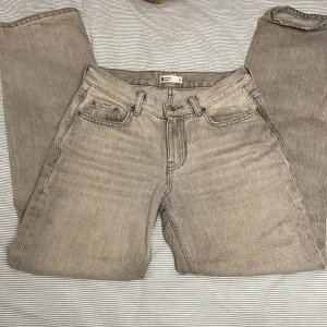 Grå jeans - Säljer ett par grå Gina jeans, köpta på Vinted och säljs pga de inte passade. Passformen är straight 💕den enda defekten är lite slitningar nere på benet men inget som stör 