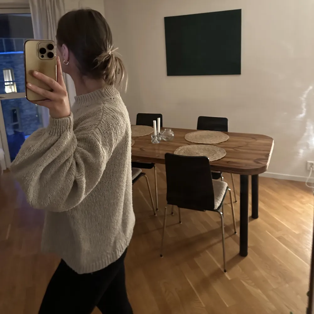 Beige stickad tröja från Gina. Använd ca 1 gång💕storlek XL men skulle säga att den är mer en S/M absolut inte XL. Neuleet.