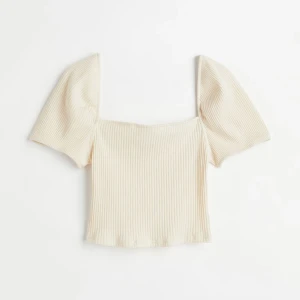 Ribbad top  - En brun beige ribbad top från hm. Första bilden är tagen från hemsidan medans den jag säljer är en annan färg. Säljer då den inte kommer till användning. Väldigt bra skick 💗