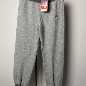 Träningsbyxor Nike - Helt nya träningsbyxor Nike. Storlek: Junior M. 146/152, 10-12 år flicka.  Hämtas i Torslanda annars fraktar jag.