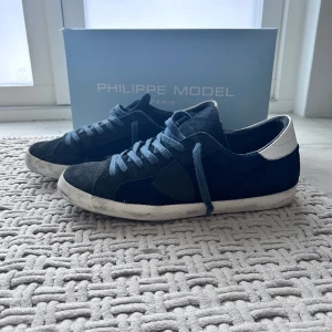 Philippe model skor  - Säljer dessa PM skor i storlek 41 skorna är ofta runt 0,5 - 1 storlek större så alltså 41,5-42 jättebra,  skick, fraktas snabbt, box medföljer, pm vid funderingar, priset kan diskuteras vid snabbare affär 