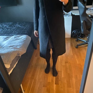 Kappa från MQ - Snygg kappa från MQ Zoul  Svart med skärp