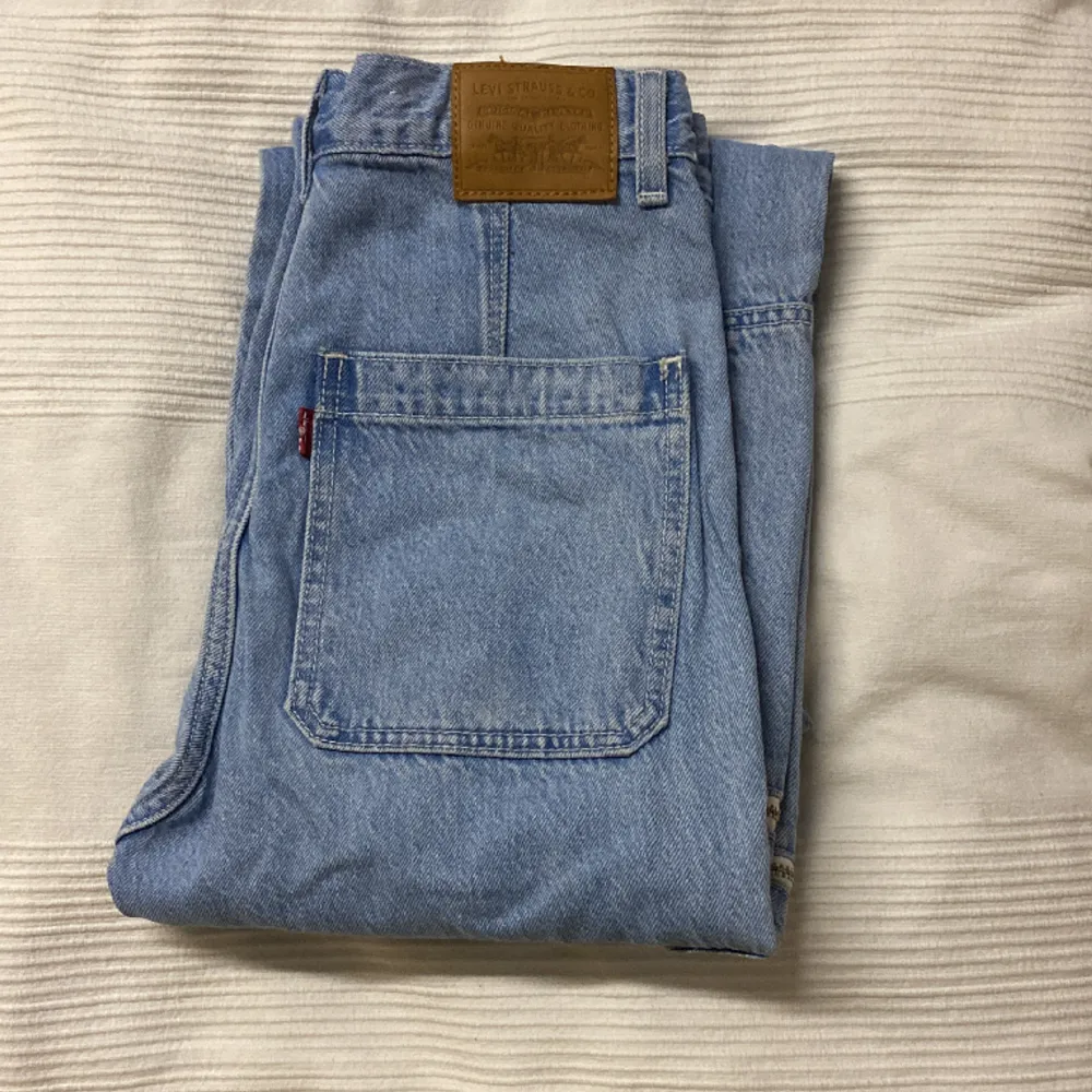 Levi’s jeans i storlek 25 med fickor på sidorna, ganska bra skick och inga defekter :). Jeans & Byxor.