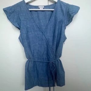 Blus från J CREW - Söt blå blus med knytning. Passar S/M och knappt använd💙