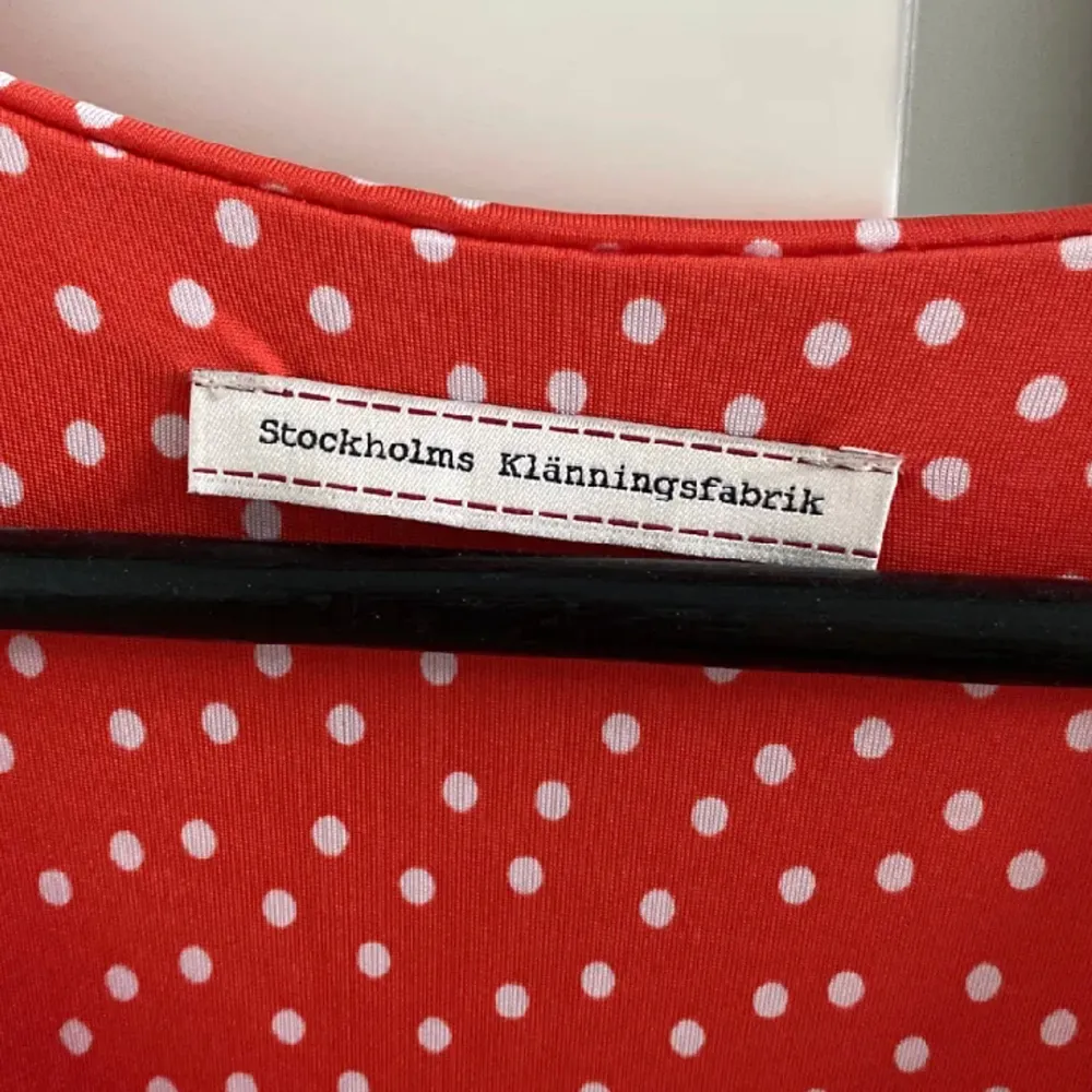 En helt oanvänd och ny klänning från stockholms klänningsfabrik. Ordinariepris 1200 mitt pris 500kr. Skriv privat för mer info❤️😊. Klänningar.