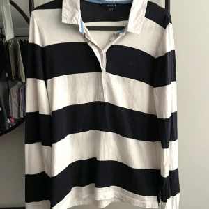 Långärmad pikétröja från GANT - Långärmad pikétröja från GANT i storlek S. Supermjuk & skönt material. Säöjorsak: inte min stil längre. Färger: marinblå & vit. Använd endast ett fåtal gånger, köptes för mer än 1000kr.