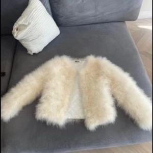 Päls kofta - Jättefin och oanvänd päls kofta som passar fint till vardagen och även vid lite finare tillfällen 