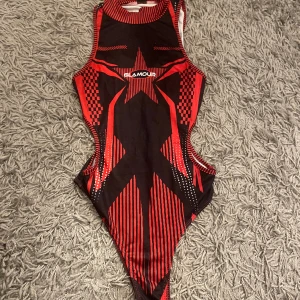 Body - Body med coolt tryck. Använd 1 gång, säljs då den är för liten.