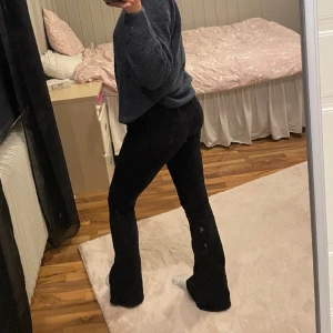 Bootcut jeans - Super snygga svarta bootcut jeans! Säljs då den inte längre används💕