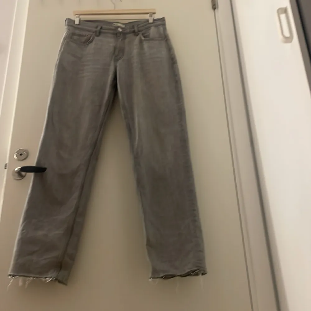 Säljer dessa snygga  gråa straight jeans från gina tricot som tyvärr är för stora för mig:( Bra skick! KAN FIXA GRATIS FRAKT‼️. Jeans & Byxor.