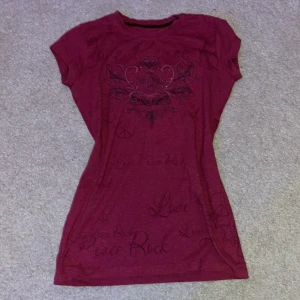 Hard Rock Couture - Tight lång t-shirt som är mörk rosa/lila i Bra skick.