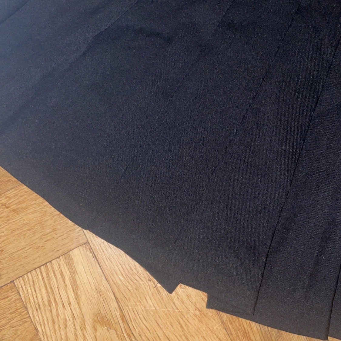 Svart plisserad kjol - 90