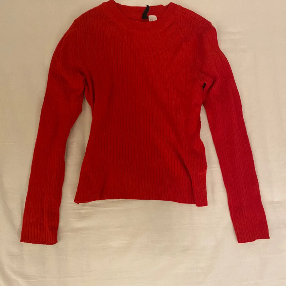 Säljer en röd tröja från hm. Den är i bra skick och knappt använd. Perfekt för vintern våren eller hösten. . Tröjor & Koftor.