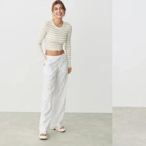 Gina tricot Linnebyxor - Säljer mina snygga linnebyxor från gina. Dom är jättebekväma och är både svala men kan hålla värmen på typ våren. Tror inte de har några defekter skickar bild privat isf!❤️