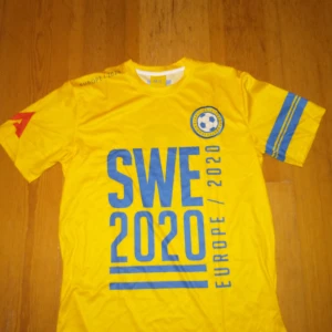 Massa sverigetröjor - Massa sverigetröjor i olika storlekar s-xxl.10 kr styck eller alla för 50