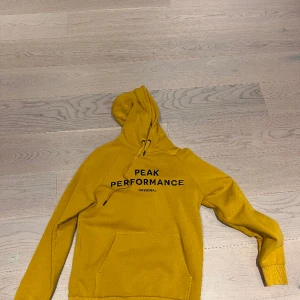 PEAK PERFORMANCE HOODIE  - PEAK PERFORMANCE  STORLEK: M 