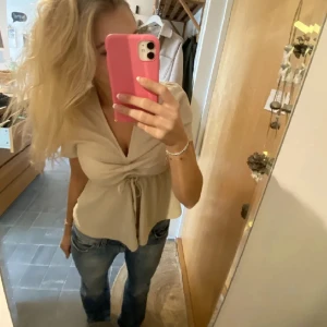 Topp - Söt beige topp!