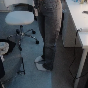 Gråa jeans - Storlek xs är som s. Från lager 157.helt oanvända kostade 45 euro nytt.säljer för 30