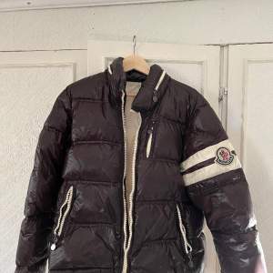Moncler Eric Down jacket i storlek 5. Köpt på Haiendo sparsamt använd. Hör av er vid frågor eller fler bilder👍 