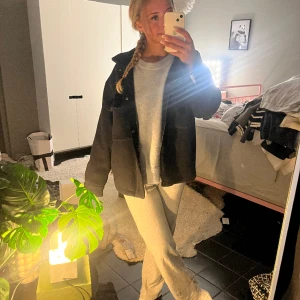 Kappa från zara - Kappa från zara barnavdelning. Strl 13-14 år men sitter såhär på mig som är 168cm. Behöver rollas av vilket görs innan försäljning. Har för mycket kappor och säljs därav❣️