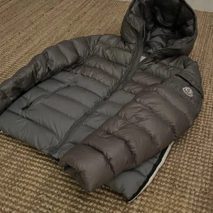 Moncler vinterjacka! - Säljer min fina Moncler berenger! Äkta såklart. Nypris runt 14 - 15 tusen kronor. Perfekt skick förutom ett litet hål på bröstet, kom privat för fler frågor!🔥