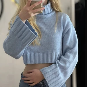 Stickad tröja med krage - Denna är i strl. XS och är i gott skick.