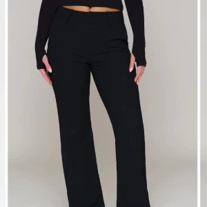 LXA fave suitpants strl 40 - Säljer ett par helt nya kostymbyxor från LXA då jag beställde två storlekar och behöll det andra paret! Säljer storlek 40! De skönaste och snyggaste kostymbyxorna jag ägt, värt all hype. Säljer för samma pris jag köpte dem för, 356kr eller högst bud.