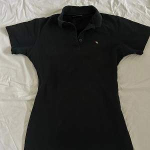 En klänning i bomull som anpassas till kroppen som är svartblå från The Arnold Palmer Golf Company