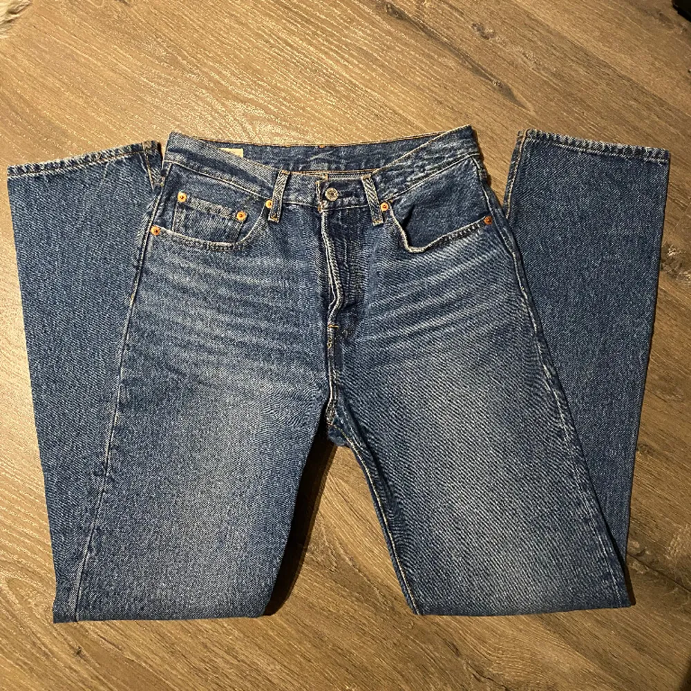 Snygga Levis 501, midwaist och raka ben. Jättesköna! Jättefint skick då jag bara använt dom en höst! ♥️ Storlek 27/32, 80cm innerbenslängd . Jeans & Byxor.