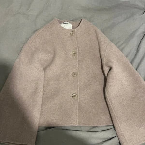 Kort kappa - Intressekoll på denna jätte söta jackan. Har användts ett fåtal gånger då jag inte får användning för den. Nypris 2469kr, mitt pris 1000🥰 ser lite lila ut på bild men skulle säga att den är en kall beige🫶🏼