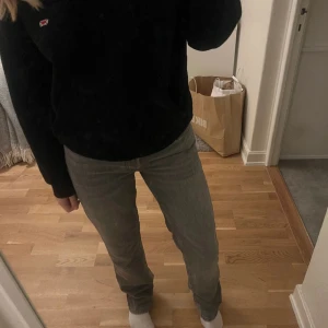 Low waist jeans ”icon” - Jeans från lager157 i storlek s. Använda fåtal gånger, i bra skick! Långa på mig som är ca 170. Köpte för 400 säljer för 200+frakt 💕