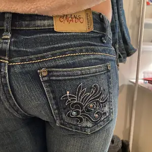 Supertrendiga lågmidjade jeans med detaljer på fickor bak och fram! Midjemåttet är 82cm💕