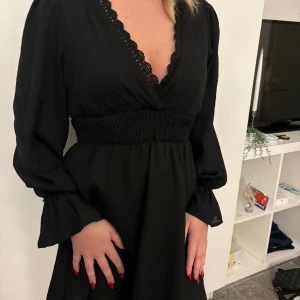 Svart klänning  - Svart jätte söt klänning💗 storlek xs/s