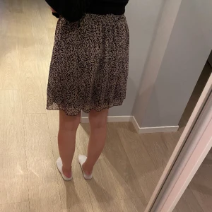 Mönstrad kjol - Beige kjol med svarta prickar från Hailys, har aldrig blivit använd så den är i mycket bra skick