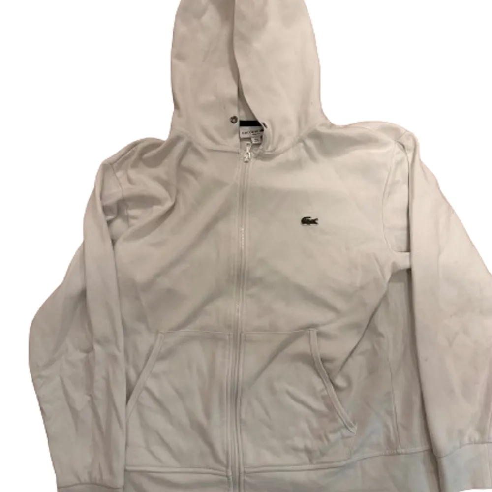 Riktigt skön Lacoste hoodie som inte har några slitage märken alls! Nypris 1000kr vårat pris 400kr. Hoodies.