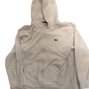Lacoste zip hoodie M - Riktigt skön Lacoste hoodie som inte har några slitage märken alls! Nypris 1000kr vårat pris 400kr