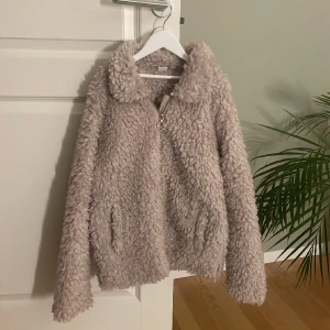 Teddyjacka - Säljer denna trendiga teddyjacka  då jag har en annan så denna inte kommer till användning skicka dm om funderingar🥰