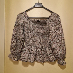 Blommig blus - Söt blommig blus