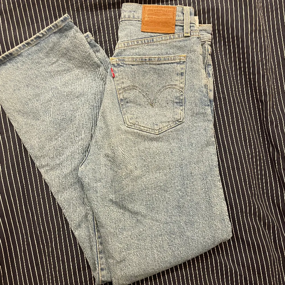 Levi’s straight ribcage jeans storlek W27/L32 i mellanblå tvätt. Använda fåtal gånger. . Jeans & Byxor.