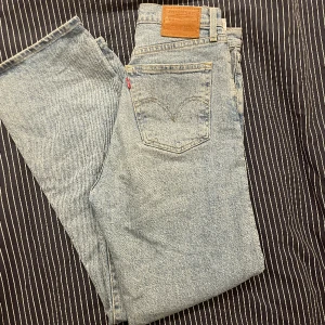 Levi’s straight ribcage jeans - Levi’s straight ribcage jeans storlek W27/L32 i mellanblå tvätt. Använda fåtal gånger. 