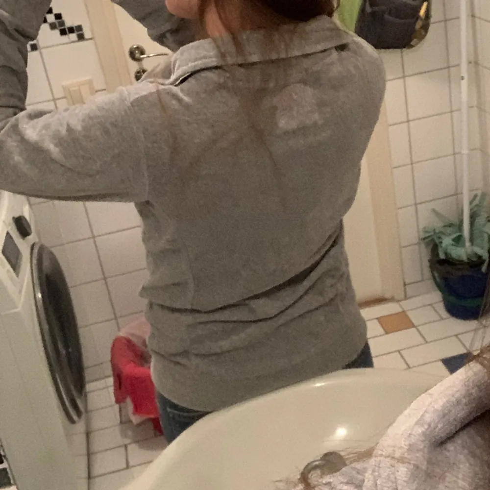 Lapparna är bortklippta men jag skulle gissa runt storlek M. Hoodies.