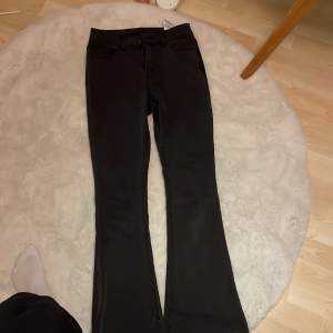 Super snygga bootcut jeans från vila i storlek M, i en perfekt färg; svarta. Dessa slags jeans är super populära just nu så 250kr är bra pris!! Aldrig använda, bra skick