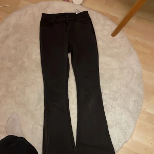 Snygga bootcut jeans - Super snygga bootcut jeans från vila i storlek M, i en perfekt färg; svarta. Dessa slags jeans är super populära just nu så 250kr är bra pris!! Aldrig använda, bra skick