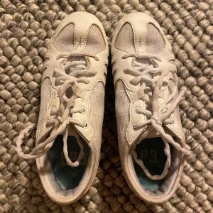 Cheerskor - Jättefina cheerleading skor i modellen lp3 från varsity! Använda en säsong och fortfarande fin kvalite🙌 storlek 35-36, men skulle säga att det är mest som en 35💘💘