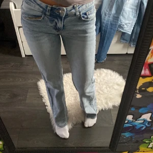 Lågmidjade Jeans - Så så fina lågmidjade jeans från h&m. Säljer dom för att de aldrig använts därav är de i nyskick. De passar 32-36 då de har stretch. Om man vill ha mått osv så hör av er annars går det bra att trycka på köp nu 💓😀