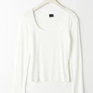 Långärmad tröja - Säljer denna supersköna soft touch tröja från Gina! Är även superfin att ha bak och fram så man får en djup ringning i ryggen💞 Har råkat klippa bort lappen men jag tror att det är stl M Köparen står för frakten