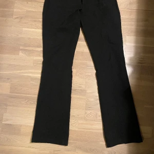 Kostymbyxor  - Bikboks kostymbyxa ”Vilma tall kostymbyxa” Har varit för långa för mig därav är dom lite förstörda nertill, jag är 167 och det är inget som syns när jag har byxorna på mig💞  Köparen står för frakten