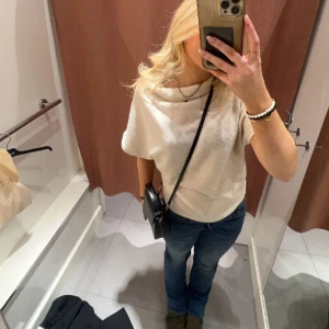 Stickad t-shirt  - Trendig stickad t-shirt från Gina tricot köpte för bara någon vecka sen och använt endast 1 gång🌸🌸 i storlek L fast sitter som en S