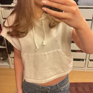 Kortärmad hoodie - Super snygg kortärmad hoodie som tyvärr inte kommer till användning, köpt på Sellpy💓💓